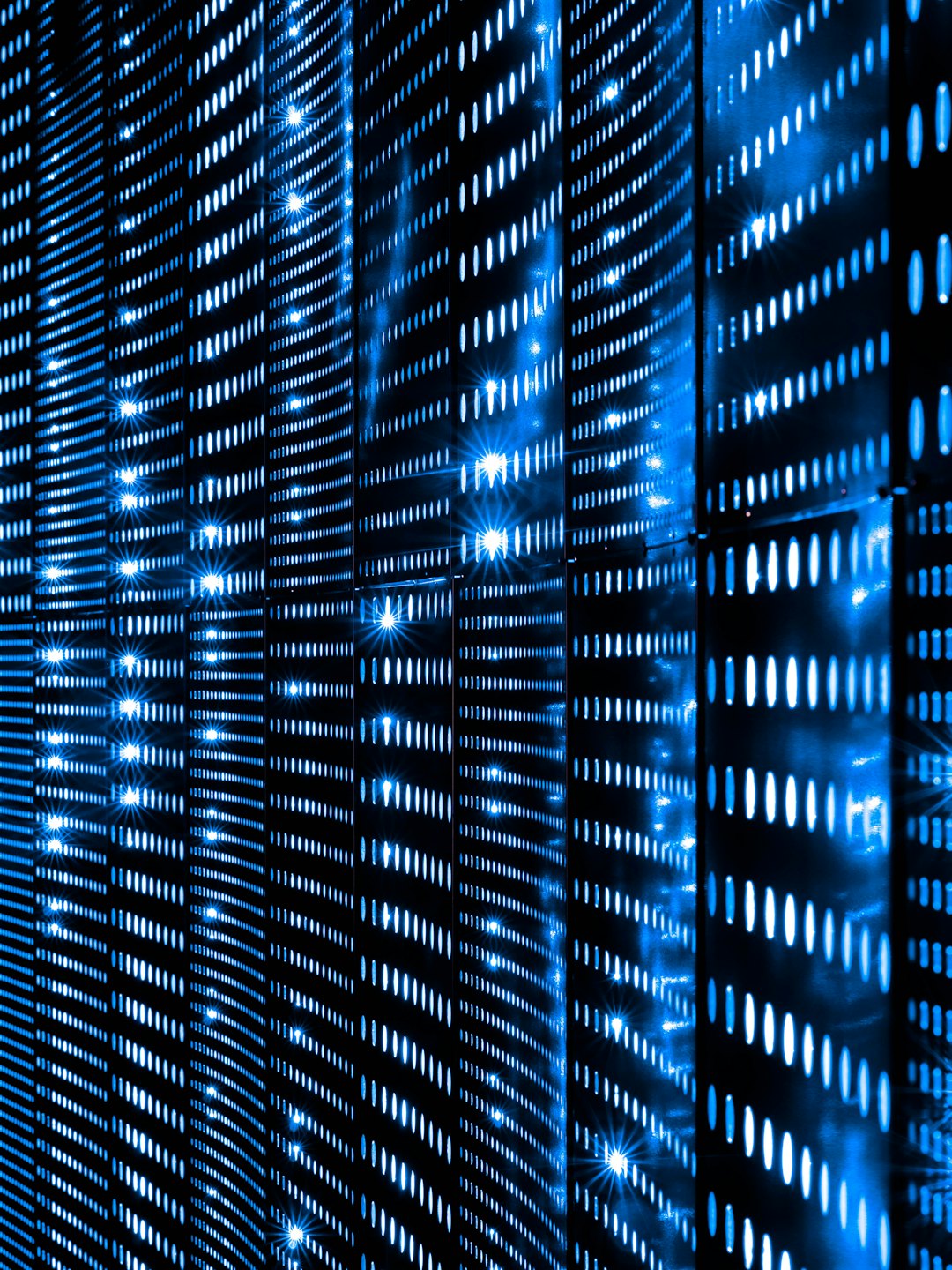 Luci blu astratte su una griglia tecnologica scura.
